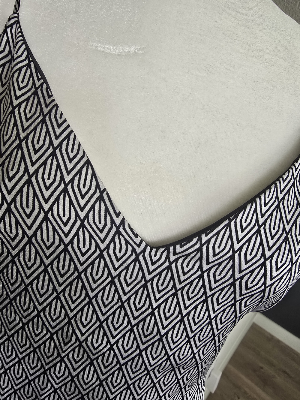 Express Black and White Geometric Print Camisole - Picture 3 of 3